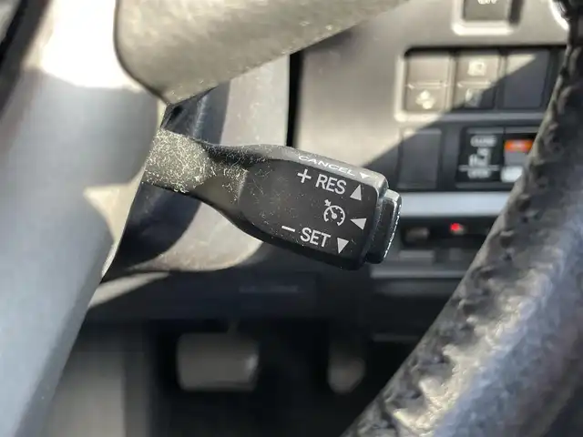 トヨタ ヴォクシー ハイブリッド ZS 静岡県 2017(平29)年 6.9万km ブラッキッシュアゲハガラスフレーク 純正ナビ　/・フルセグＴＶ　/・Ｂｌｕｅｔｏｏｔｈ接続　/・ＤＶＤ再生　/クルーズコントロール　/両側パワースライドドア　/トヨタセーフティーセンス　/プリクラッシュセーフティ　/プッシュスタート　/スマートキー　/スペアキー　/前席シートヒーター/LEDオートライト/ETC/ドラレコ/取扱説明書/保証書