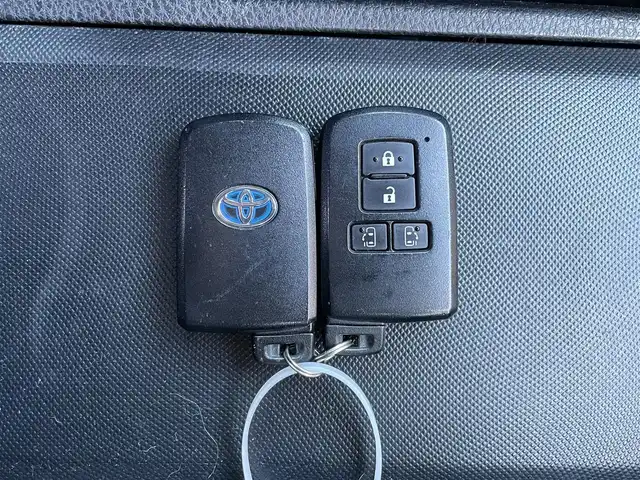 トヨタ ヴォクシー ハイブリッド ZS 静岡県 2017(平29)年 6.9万km ブラッキッシュアゲハガラスフレーク 純正ナビ　/・フルセグＴＶ　/・Ｂｌｕｅｔｏｏｔｈ接続　/・ＤＶＤ再生　/クルーズコントロール　/両側パワースライドドア　/トヨタセーフティーセンス　/プリクラッシュセーフティ　/プッシュスタート　/スマートキー　/スペアキー　/前席シートヒーター/LEDオートライト/ETC/ドラレコ/取扱説明書/保証書