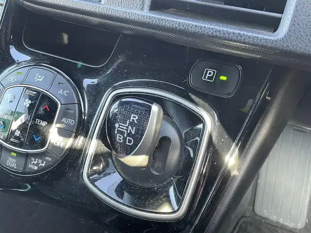 トヨタ ヴォクシー ハイブリッド ZS 静岡県 2017(平29)年 6.9万km ブラッキッシュアゲハガラスフレーク 純正ナビ　/・フルセグＴＶ　/・Ｂｌｕｅｔｏｏｔｈ接続　/・ＤＶＤ再生　/クルーズコントロール　/両側パワースライドドア　/トヨタセーフティーセンス　/プリクラッシュセーフティ　/プッシュスタート　/スマートキー　/スペアキー　/前席シートヒーター/LEDオートライト/ETC/ドラレコ/取扱説明書/保証書