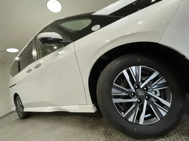 日産 セレナ e－パワー ハイウェイスター V 愛知県 2025(令7)年 0.1千km プリズムホワイト 登録済未使用車/プロパイロット/純正フリップダウンモニター/純正１２．３インチディスプレイ/両側パワースライドドア/ハンズフリーオートスライドドア/アラウンドビューモニター/電動パーキングブレーキ/ブレーキホールド/衝突軽減ブレーキ/ブラインドスポットモニター/車線逸脱警報/クリアランスソナー/先行車発進告知/ワイヤレス充電/デジタルインナーミラー/前後ドライブレコーダー/ビルトインＥＴＣ2.0/USB＆HDMI入力端子/LEDヘッドライト/オートハイビーム/ISOFIX/純正16インチアルミホイール