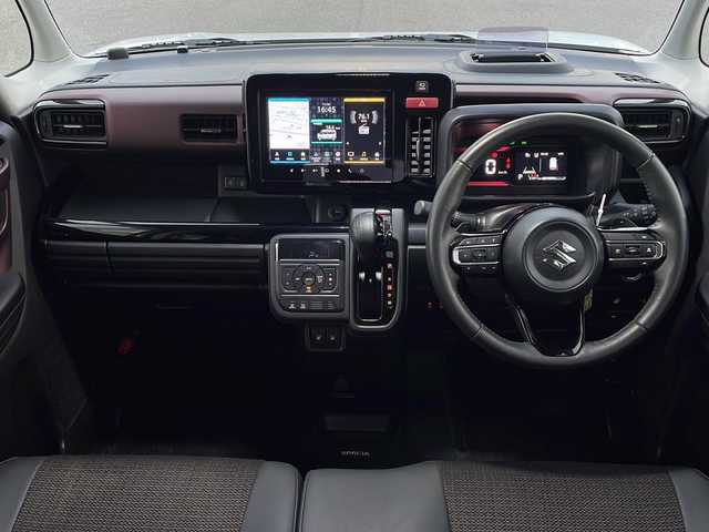 スズキ スペーシア カスタム HYBRID XS ターボ 山口県 2024(令6)年 3.2万km ピュアホワイトP メーカーオプションナビ/　・9インチモニター/　・AM/FMラジオ/　・フルセグTV/　・Bluetoothオーディオ/　・ハンズフリー通話/　・USBデータ通信/　・iPod接続/　・HDMI映像入力/　・SmartphoneLink/スズキセーフティサポート/　・衝突軽減ブレーキ/　・前後コーナーセンサー/　・先行車発進通知/　・標識認識/　・リアトラフィックアラート/　・誤発進抑制機能/　・車線維持逸脱通知/　・車線維持操舵支援/　・アダプティブクルーズコントロール/　・トラクションコントロール/LEDオートライト/LEDフォグランプ/LEDミラーウィンカー/フルオートAC/ルーフサーキュレーター/ヘッドアップディスプレイ/両側電動スライドドア/ステアリングヒーター/D席/N席シートヒーター/両席シートバックテーブル/パドルシフト/本革巻チルトステアリング/ステアリングリモコン/電子パーキングブレーキ/ALPINEミラー一体型ドライブレコーダー(前後録画)/後席ロールサンシェード/後席オットマン/後席ISOFIXシート/スマートキー/イモビライザー/プッシュスタート/USBソケット/メンテナンスノート
