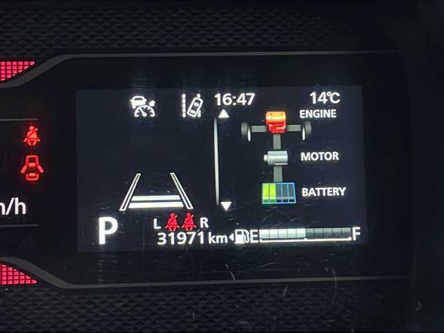 スズキ スペーシア カスタム HYBRID XS ターボ 山口県 2024(令6)年 3.2万km ピュアホワイトP メーカーオプションナビ/　・9インチモニター/　・AM/FMラジオ/　・フルセグTV/　・Bluetoothオーディオ/　・ハンズフリー通話/　・USBデータ通信/　・iPod接続/　・HDMI映像入力/　・SmartphoneLink/スズキセーフティサポート/　・衝突軽減ブレーキ/　・前後コーナーセンサー/　・先行車発進通知/　・標識認識/　・リアトラフィックアラート/　・誤発進抑制機能/　・車線維持逸脱通知/　・車線維持操舵支援/　・アダプティブクルーズコントロール/　・トラクションコントロール/LEDオートライト/LEDフォグランプ/LEDミラーウィンカー/フルオートAC/ルーフサーキュレーター/ヘッドアップディスプレイ/両側電動スライドドア/ステアリングヒーター/D席/N席シートヒーター/両席シートバックテーブル/パドルシフト/本革巻チルトステアリング/ステアリングリモコン/電子パーキングブレーキ/ALPINEミラー一体型ドライブレコーダー(前後録画)/後席ロールサンシェード/後席オットマン/後席ISOFIXシート/スマートキー/イモビライザー/プッシュスタート/USBソケット/メンテナンスノート