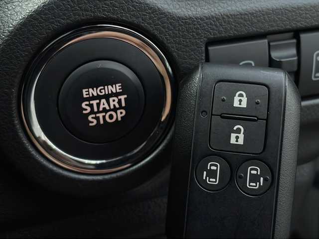 スズキ スペーシア カスタム HYBRID XS ターボ 山口県 2024(令6)年 3.2万km ピュアホワイトP メーカーオプションナビ/　・9インチモニター/　・AM/FMラジオ/　・フルセグTV/　・Bluetoothオーディオ/　・ハンズフリー通話/　・USBデータ通信/　・iPod接続/　・HDMI映像入力/　・SmartphoneLink/スズキセーフティサポート/　・衝突軽減ブレーキ/　・前後コーナーセンサー/　・先行車発進通知/　・標識認識/　・リアトラフィックアラート/　・誤発進抑制機能/　・車線維持逸脱通知/　・車線維持操舵支援/　・アダプティブクルーズコントロール/　・トラクションコントロール/LEDオートライト/LEDフォグランプ/LEDミラーウィンカー/フルオートAC/ルーフサーキュレーター/ヘッドアップディスプレイ/両側電動スライドドア/ステアリングヒーター/D席/N席シートヒーター/両席シートバックテーブル/パドルシフト/本革巻チルトステアリング/ステアリングリモコン/電子パーキングブレーキ/ALPINEミラー一体型ドライブレコーダー(前後録画)/後席ロールサンシェード/後席オットマン/後席ISOFIXシート/スマートキー/イモビライザー/プッシュスタート/USBソケット/メンテナンスノート