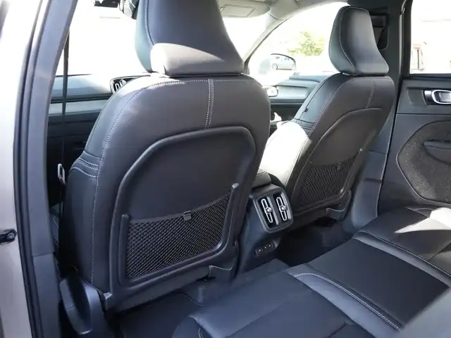 ボルボ ボルボ ＸＣ４０ アルティメット B4 AWD 静岡県 2022(令4)年 0.8万km ベージュ インテリセーフティ/衝突軽減ブレーキACC/レーンアシストブラインドスポットモニター/純正GoogleナビBluetoothCarplay対応/全方位カメラ/ブラックレザーシートシートヒーター/ステアリングヒーター/パワーテールゲート/クリスタルシフトノブ/harman/kardonサラウンド/LEDヘッドライト/DSRCETC/前後ドライブレコーダー