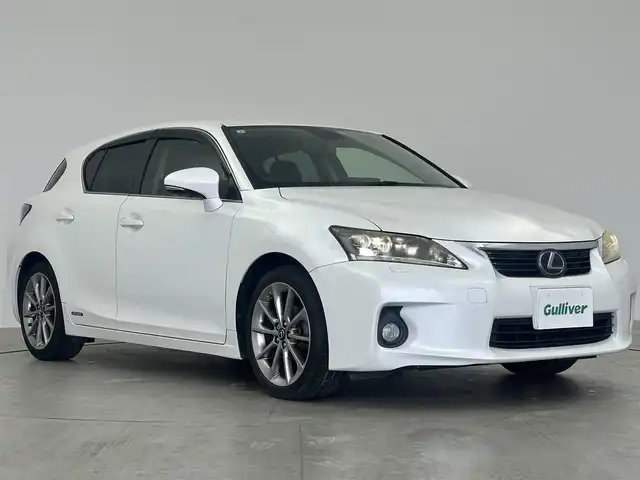 レクサス ＣＴ 200h クリエイティブ テキスタイルインテリア 大分県 2013(平25)年 8.2万km ホワイトパールクリスタルシャイン レクサスセーフティーシステム　/プリクラッシュセーフティー　/レーンディパラーチャー/AUTOハイビームテム　/プリクラッシュセーフティー　/レーンディパラーチャー　/AUTOハイビーム　/レーダークルーズコントロール　/純正ナビ　/Bluetooth　/フルセグTV　/USBポート　/パワーシート　（D・N）/DUALAAC　/ビルトインETC　/バックカメラ　/パドルシフト　/ステアリングリモコン/革シート/革巻きステアリング/フォグランプ/シートヒーター　（D・N）　/トノカバー