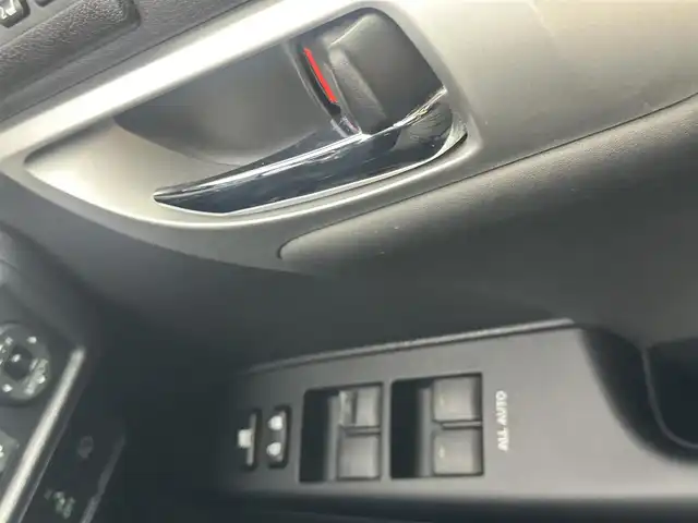 レクサス ＣＴ 200h クリエイティブ テキスタイルインテリア 大分県 2013(平25)年 8.2万km ホワイトパールクリスタルシャイン レクサスセーフティーシステム　/プリクラッシュセーフティー　/レーンディパラーチャー/AUTOハイビームテム　/プリクラッシュセーフティー　/レーンディパラーチャー　/AUTOハイビーム　/レーダークルーズコントロール　/純正ナビ　/Bluetooth　/フルセグTV　/USBポート　/パワーシート　（D・N）/DUALAAC　/ビルトインETC　/バックカメラ　/パドルシフト　/ステアリングリモコン/革シート/革巻きステアリング/フォグランプ/シートヒーター　（D・N）　/トノカバー