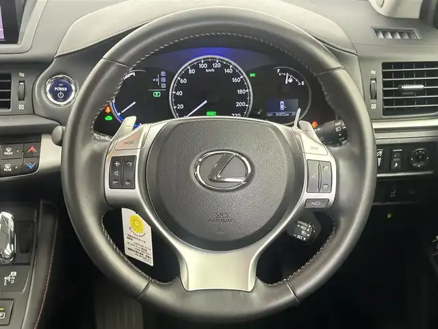 レクサス ＣＴ 200h クリエイティブ テキスタイルインテリア 大分県 2013(平25)年 8.2万km ホワイトパールクリスタルシャイン レクサスセーフティーシステム　/プリクラッシュセーフティー　/レーンディパラーチャー/AUTOハイビームテム　/プリクラッシュセーフティー　/レーンディパラーチャー　/AUTOハイビーム　/レーダークルーズコントロール　/純正ナビ　/Bluetooth　/フルセグTV　/USBポート　/パワーシート　（D・N）/DUALAAC　/ビルトインETC　/バックカメラ　/パドルシフト　/ステアリングリモコン/革シート/革巻きステアリング/フォグランプ/シートヒーター　（D・N）　/トノカバー