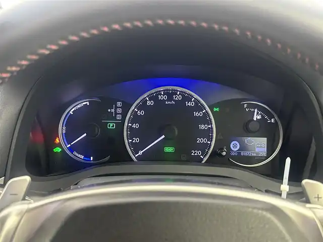 レクサス ＣＴ 200h クリエイティブ テキスタイルインテリア 大分県 2013(平25)年 8.2万km ホワイトパールクリスタルシャイン レクサスセーフティーシステム　/プリクラッシュセーフティー　/レーンディパラーチャー/AUTOハイビームテム　/プリクラッシュセーフティー　/レーンディパラーチャー　/AUTOハイビーム　/レーダークルーズコントロール　/純正ナビ　/Bluetooth　/フルセグTV　/USBポート　/パワーシート　（D・N）/DUALAAC　/ビルトインETC　/バックカメラ　/パドルシフト　/ステアリングリモコン/革シート/革巻きステアリング/フォグランプ/シートヒーター　（D・N）　/トノカバー