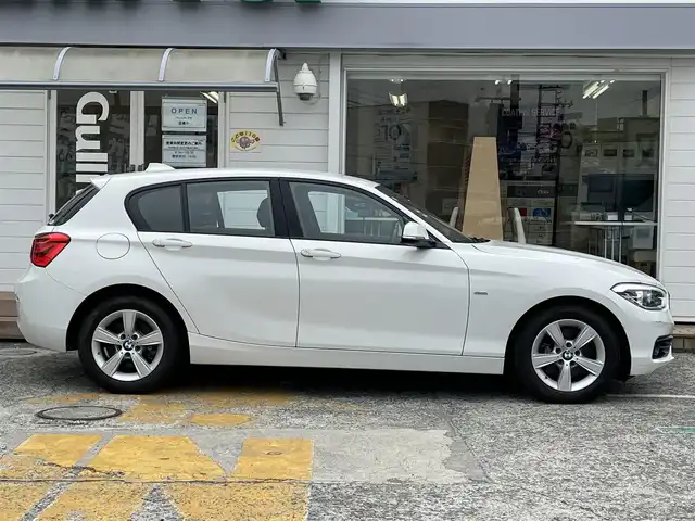ＢＭＷ １１８ｉ スポーツ 神奈川県 2016(平28)年 2.8万km アルピンホワイトⅢ 純正HDDナビ/　（CD・DVD再生可）/インテリジェントセーフティ/車線逸脱警告/ミラー型ETC/クルーズコントロール/LEDヘッドライト/コーナーセンサー/スマートキー×2/保証書/取扱説明書