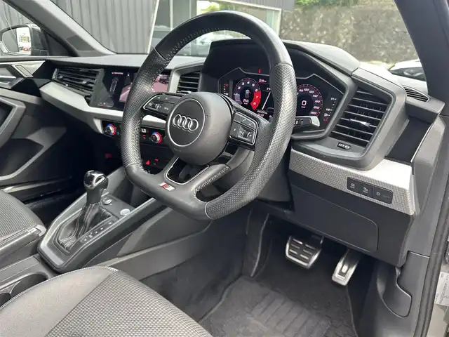 アウディ Ａ１ SB 35TFSI Sライン 福島県 2020(令2)年 4.5万km 黒／グレー 外装色：クロノスグレー（LX7G）/ワンオーナー/コントラストルーフ/ナビゲーションパッケージ/・MMIナビゲーション/・バーチャルコックピット/アシスタンスパッケージ/・アダプティブクルーズコントロール/・アクティブレーンアシスト/・アウディプレセンス/・ハイビームアシスト/・ルームミラー自動防眩/黒ハーフレザーシート/シートヒーター/CarPlay/パドルシフト/取扱説明書/保証書/スペアキー