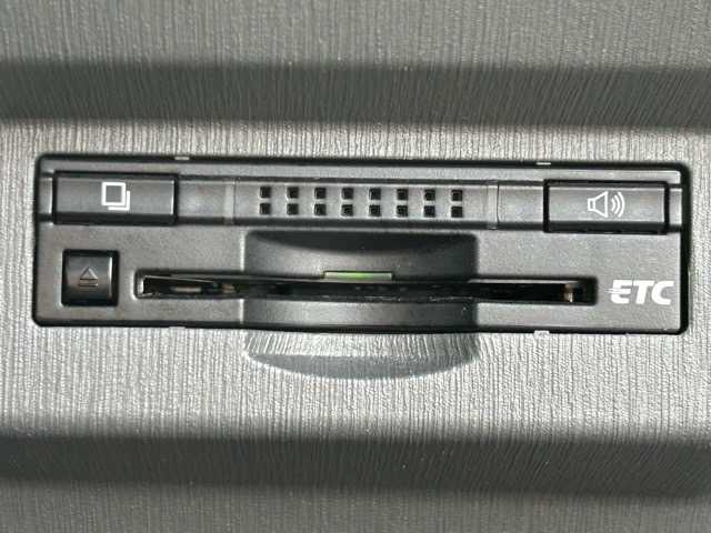 トヨタ プリウス α S 千葉県 2014(平26)年 7.7万km ブラック 純正SDナビ/Bluetooth接続/ビルトインETC/オートエアコン/バックカメラ/前後ドライブレコーダー/電動格納ウィンカーミラー/オートウィンドウ/オートライト/プッシュスタート/スマートキー（スペアキー1本）/純正フロアマット/社外17インチアルミホイール/ABS/ダブル・サイド・カーテンエアバッグ/盗難防止装置