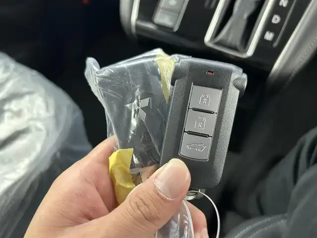 三菱 デリカＤ：５ シャモニー 千葉県 2025(令7)年 0.1千km ホワイトダイヤモンド オリジナルナビ取付パッケージ＋リアモニター取付パッケージ/登録済未使用車/４WD/三菱e-Assist/・衝突被害軽減ブレーキシステム/・誤発進抑制機能（前進時）/・車線逸脱警報システム［LDW］/・レーダークルーズコントロールシステム/・オートマチックハイビーム/両側パワースライドドア/パワーバックドア/デリカD:5専用アルパイン１１型メモリナビ/・型番：EX11NX/・CD/DVD/USB/HDMI/Bluetooth/フルセグTV/・アラウンドビューモニター/革巻きステアリング/・ステアリングスイッチ/・ステアリングヒーター/・パドルシフト/ハーフレザーシート/・DNシートヒーター/電子パーキング/・ブレーキホールド/純正18インチAW/オートライト/・LEDヘッドライト/・LEDフォグランプ