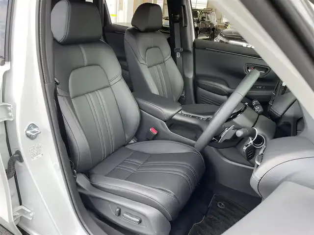 ホンダ ＺＲ－Ｖ ハイブリッド e:HEV Z 東京都 2025(令7)年 0.1万km プラチナホワイトパール 純正９型ワイドディスプレイナビ＆フルセグ　/・BluetoothAudio&USB/・AppleCarPlay&AndroidAuto/アラウンドビューモニター　/ブラインドスポットモニター　/ＢＯＳＥサウンドシステム　/ハンズフリーパワーバックドア　/ステアリングヒーター　/ワイヤレス充電　/レーダークルーズコントロール/レーザーパワーシート/・前席シートヒーター/・前席パワーシート/・２列目パーソナルUSB/パーキングセンサーシステム/ホンダセンシング/（安全運転支援システム）/・衝突軽減ブレーキ/・歩行車事故低減ステアリング/・車線維持支援システム/・先行車発進お知らせ機能/保証書＆取説