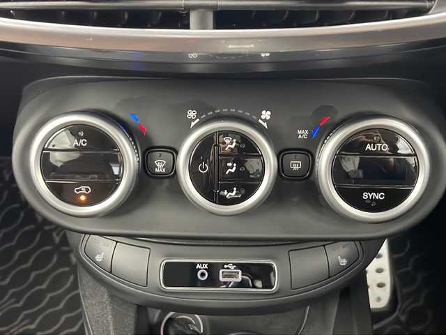 フィアット ５００Ｘ クロスプラス 秋田県 2016(平28)年 5.4万km BIANCO GHIACCIO 4WD/ポータブルナビ　/フルセグTV/AM/FM/Bluetooth/AUX/バックカメラ　/クルーズコントロール　/パドルシフト　/前席パワーシート　/前席シートヒーター　/ETC　/前後ドライブレコーダー/キセノンヘッドライト/フォグランプ　/レザーシート　/電動パーキング/純正フロアマット/純正ドアバイザー/純正アルミホイール/スマートキー