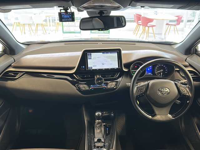 トヨタ Ｃ－ＨＲ G 岐阜県 2017(平29)年 7.7万km ブラックマイカ フルエアロ/純正9インチナビ(NSZT-Y66T)/バックカメラ/フルセグテレビ/Bluetooth/CD・DVD再生/Toyota Safety Sense P/プリクラッシュセーフティー/レーダークルーズコントロール/レーンディパーチャーアラート/ハーフレザーシート/シートヒーター/ETC/ドライブレコーダー/プッシュスタート/スマートキー/前後コーナーセンサー/オートブレーキホールド/電動パーキングブレーキ/エコモード・スポーツモード/純正フロアマット/オートライト/オートマチックハイビーム/LEDヘッドライト/シーケンシャルウィンカー/純正アルミホイール