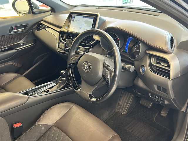 トヨタ Ｃ－ＨＲ G 岐阜県 2017(平29)年 7.7万km ブラックマイカ フルエアロ/純正9インチナビ(NSZT-Y66T)/バックカメラ/フルセグテレビ/Bluetooth/CD・DVD再生/Toyota Safety Sense P/プリクラッシュセーフティー/レーダークルーズコントロール/レーンディパーチャーアラート/ハーフレザーシート/シートヒーター/ETC/ドライブレコーダー/プッシュスタート/スマートキー/前後コーナーセンサー/オートブレーキホールド/電動パーキングブレーキ/エコモード・スポーツモード/純正フロアマット/オートライト/オートマチックハイビーム/LEDヘッドライト/シーケンシャルウィンカー/純正アルミホイール