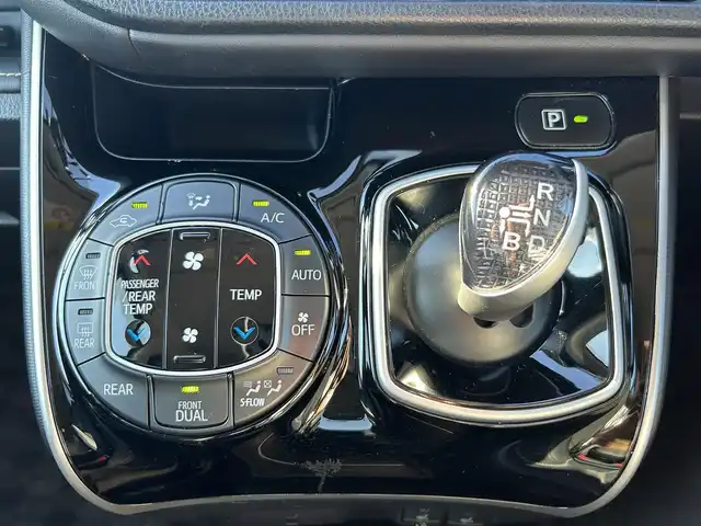 トヨタ エスクァイア ハイブリッド Gi 兵庫県 2015(平27)年 8.2万km ブラック 純正ナビ/Bluetooth/フルセグ/シートヒーター/バックカメラ/置き型充電/クルーズコントロール/衝突軽減ブレーキ/両側パワースライド/ドアバイザー/オートライト/フォグランプ/電極ミラー/ETC/スマートキー