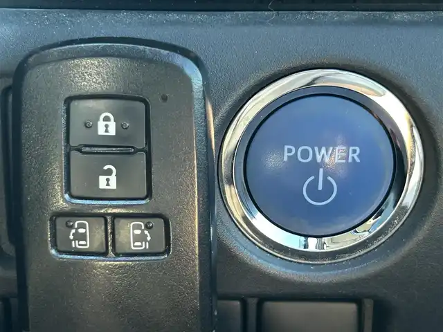 トヨタ エスクァイア ハイブリッド Gi 兵庫県 2015(平27)年 8.2万km ブラック 純正ナビ/Bluetooth/フルセグ/シートヒーター/バックカメラ/置き型充電/クルーズコントロール/衝突軽減ブレーキ/両側パワースライド/ドアバイザー/オートライト/フォグランプ/電極ミラー/ETC/スマートキー