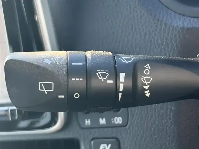 トヨタ エスクァイア ハイブリッド Gi 兵庫県 2015(平27)年 8.2万km ブラック 純正ナビ/Bluetooth/フルセグ/シートヒーター/バックカメラ/置き型充電/クルーズコントロール/衝突軽減ブレーキ/両側パワースライド/ドアバイザー/オートライト/フォグランプ/電極ミラー/ETC/スマートキー