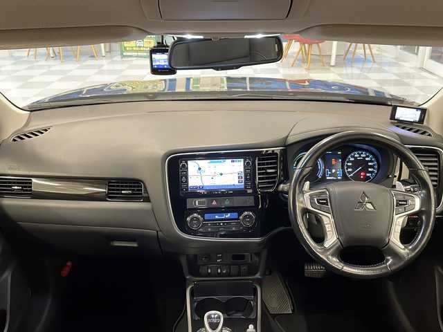 三菱 アウトランダー ＰＨＥＶ G ナビパッケージ 岐阜県 2016(平28)年 6.7万km ルビーブラックP 4WD/三菱純正ナビゲーション(J-13)/アラウンドビューモニター/フルセグテレビ/Bluetooth/CD・DVD再生/ドライブレコーダー/ETC/レーダークルーズコントロール/パワーバックドア/オートエアコン/AC100V1500W/ハーフレザーシート/シートヒーター/パワーシート/ステアリングヒーター/パドルシフト/プッシュスタート/スマートキー/純正フロアマット/LEDヘッドライト/オートライト/前後コーナーセンサー/純正アルミホイール