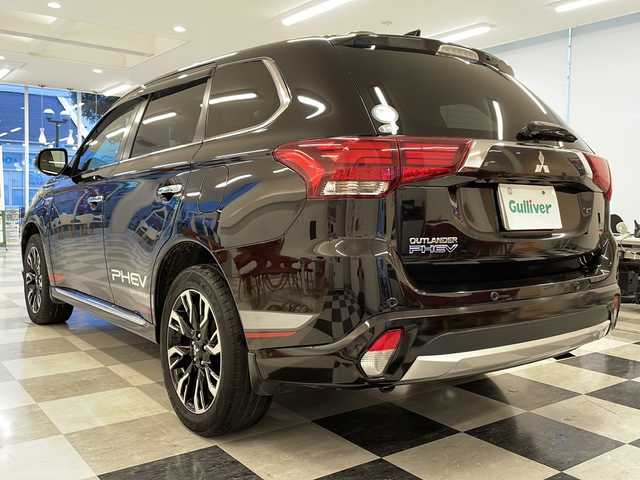三菱 アウトランダー ＰＨＥＶ G ナビパッケージ 岐阜県 2016(平28)年 6.7万km ルビーブラックP 4WD/三菱純正ナビゲーション(J-13)/アラウンドビューモニター/フルセグテレビ/Bluetooth/CD・DVD再生/ドライブレコーダー/ETC/レーダークルーズコントロール/パワーバックドア/オートエアコン/AC100V1500W/ハーフレザーシート/シートヒーター/パワーシート/ステアリングヒーター/パドルシフト/プッシュスタート/スマートキー/純正フロアマット/LEDヘッドライト/オートライト/前後コーナーセンサー/純正アルミホイール