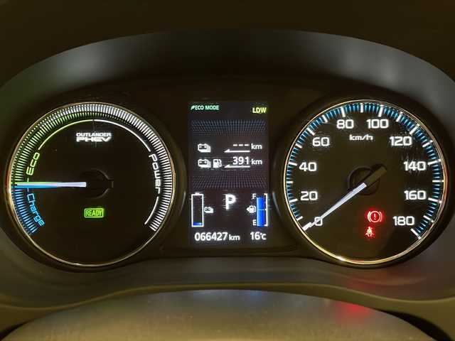 三菱 アウトランダー ＰＨＥＶ G ナビパッケージ 岐阜県 2016(平28)年 6.7万km ルビーブラックP 4WD/三菱純正ナビゲーション(J-13)/アラウンドビューモニター/フルセグテレビ/Bluetooth/CD・DVD再生/ドライブレコーダー/ETC/レーダークルーズコントロール/パワーバックドア/オートエアコン/AC100V1500W/ハーフレザーシート/シートヒーター/パワーシート/ステアリングヒーター/パドルシフト/プッシュスタート/スマートキー/純正フロアマット/LEDヘッドライト/オートライト/前後コーナーセンサー/純正アルミホイール