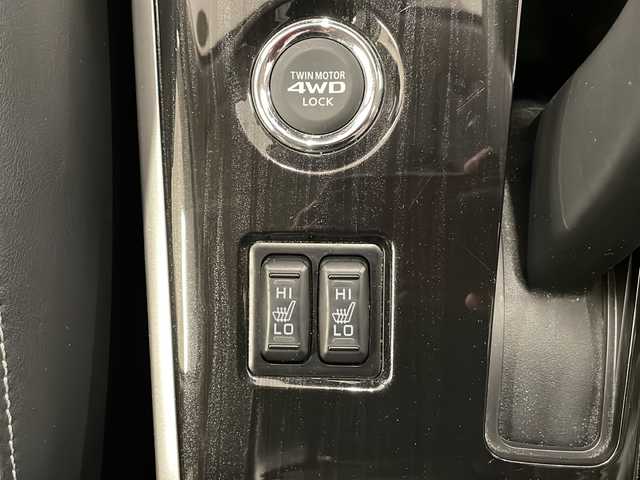 三菱 アウトランダー ＰＨＥＶ G ナビパッケージ 岐阜県 2016(平28)年 6.7万km ルビーブラックP 4WD/三菱純正ナビゲーション(J-13)/アラウンドビューモニター/フルセグテレビ/Bluetooth/CD・DVD再生/ドライブレコーダー/ETC/レーダークルーズコントロール/パワーバックドア/オートエアコン/AC100V1500W/ハーフレザーシート/シートヒーター/パワーシート/ステアリングヒーター/パドルシフト/プッシュスタート/スマートキー/純正フロアマット/LEDヘッドライト/オートライト/前後コーナーセンサー/純正アルミホイール