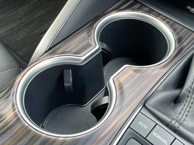 トヨタ カムリ G 山口県 2020(令2)年 11.7万km プラチナホワイトパールマイカ ワンオーナー/プリクラッシュセーフティシステム/レーダークルーズコントロール/純正メーカーナビ/DVD再生可/Bluetooth/Miracast/バックカメラ/クリアランスソナー/ビルトインETC/D席パワーシート/前後ドライブレコーダー/LEDヘッドランプ/フォグランプ/オートライト/革巻きステアリング/ステアリングスイッチ/純正17インチアルミホイール/スタッドレスタイヤ付き社外AW/オート電動格納ミラー/エンジンプッシュスタート/スペアキー/保証書/取扱説明書