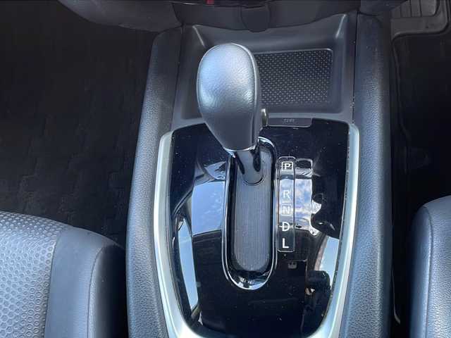 日産 エクストレイル 20X 山口県 2017(平29)年 6.5万km ブリリアントホワイトパール ワンオーナー/フリップダウンモニター/純正9インチナビ/・Bluetooth/・フルセグテレビ/・DVD再生/ETC/エマージェンシーブレーキ/クリアランスソナー/バックカメラ/純正LEDヘッドライト/オートライト/純正アルミホイール/純正フロアマット/ドアバイザー/プッシュスタート/スマートキー/スペアキー有/取扱説明書/保証書