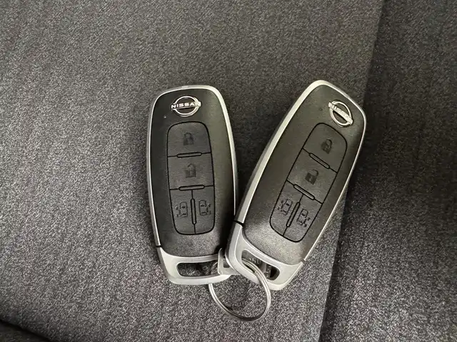 日産 セレナ e－パワー ハイウェイスター V 兵庫県 2025(令7)年 0.1千km プリズムホワイト ・登録済未使用車　/・純正メモリナビ　/（USB/Bluetooth/フルセグTV/HDMI)/・純正ディスプレイオーディオ/・純正フリップダウンモニター　/・インテリジェントルームミラー　/・純正前後ドライブレコーダー/・アラウンドビューモニター/・コーナーセンサー　/・プロパイロット　/・エマージェンシーブレーキ　/・両側パワースライドドア/・ACC/・LKA/・BSTC/・ビルトインETC2.0/・ワイヤレス充電/・オートハイビーム/・LEDヘッドライト/・LEDフォグランプ/・純正1６インチAW/・スペアキー×１