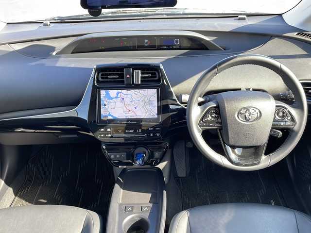 トヨタ プリウス Sツーリングセレクション 三重県 2021(令3)年 5.1万km アティチュードブラックマイカ ９型ナビ　/全方位カメラ　/レザーシート　/シートヒータークーラー　/ＬＥＤライト　/純正フロアマット　/デジタルインナーミラー　/衝突軽減　/前後ドラレコ　/ＥＴＣ　/１００Ｖ充電　/禁煙車　/オートハイビーム/クルコン