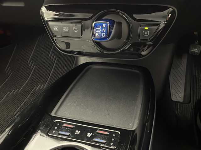 トヨタ プリウス A プレミアム 宮崎県 2019(令1)年 5.4万km ホワイトパールクリスタルシャイン Toyota Safety Sense/〇プリクラシュセーフティ/〇レーンディパーチャーアラート/〇ブラインドスポットモニター/〇リアクロストラフィックアラート/〇パーキングサポートブレーキ/〇レーダークルーズコントロール/〇クリアランスソナー/〇オートマチックハイビーム/〇ヘッドアップディスプレイ/純正11.6型メーカーナビ/JBLサウンドシステム/フルセグTV/バックカメラ/レザーシート/パワーシート/シートヒーター/シートベンチレーション/インテリジェントパーキングアシスト/AC100V電源/LEDヘッドライト/ビルトインETC2.0/前後ドライブレコーダー/保証書