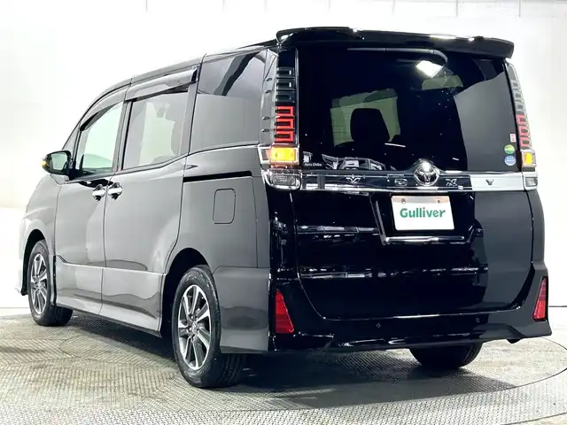 トヨタ ヴォクシー ZS 煌Ⅱ 大阪府 2019(令1)年 2.4万km ブラック 純正9incナビ(フルセグ/DVD再生/Bluetooth) バックカメラ 後席モニター ETC 両側パワースライドドア 衝突軽減 クルコン クリアランスソナー トヨタセーフティセンス ドラレコ