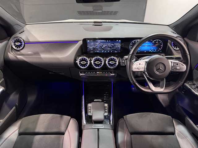 メルセデス・ベンツ ＧＬＡ２００ｄ 4マチック AMGライン 道央・札幌 2021(令3)年 2.3万km デジタルホワイト AMGライン/・AMGスタイリングパッケージ/（フロントスポイラー、サイド＆リアスカート）/・Mercedes-Benzロゴ付きブレーキキャリパー（フロント）/・ステンレスアクセル＆ブレーキペダル（ラバースタッド付）/・本革巻マルチファンクションスポーツステアリング（パドルシフト付）/・レザーDINAMICAシート（レッドステッチ入）/・カーボン調インテリアトリム/・スポーツコンフォートサスペンション/・１９インチAMG５スポークアルミホイール/・マルチビームLEDヘッドライト/・アダプティブハイビームアシスト・プラス/・アンビエントライト（６４色）/・ダイレクトステアリング/パノラミックスライディングルーフ/レーダーセーフティpkg/・アクティブディスタンスアシスト・ディストロニック/・アクティブブレーキアシスト/・緊急回避補助システム/・渋滞時緊急ブレーキ機能/・アクティブブラインドスポットアシスト/・アクティブレーンキーピングアシスト/メモリー付フルパワーシート（D/N）/シートヒーター（前席）/３６０度カメラ/キーレスゴー/オートライト/レインセンサー/・保証書、取扱説明書（有）/・スペアキー×１