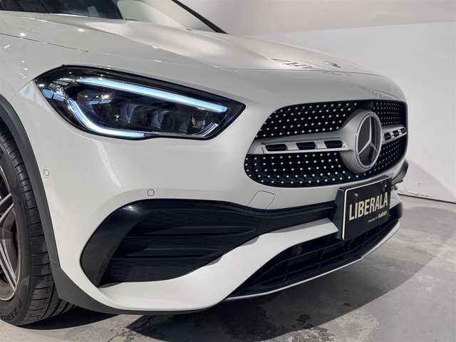 メルセデス・ベンツ ＧＬＡ２００ｄ 4マチック AMGライン 道央・札幌 2021(令3)年 2.3万km デジタルホワイト AMGライン/・AMGスタイリングパッケージ/（フロントスポイラー、サイド＆リアスカート）/・Mercedes-Benzロゴ付きブレーキキャリパー（フロント）/・ステンレスアクセル＆ブレーキペダル（ラバースタッド付）/・本革巻マルチファンクションスポーツステアリング（パドルシフト付）/・レザーDINAMICAシート（レッドステッチ入）/・カーボン調インテリアトリム/・スポーツコンフォートサスペンション/・１９インチAMG５スポークアルミホイール/・マルチビームLEDヘッドライト/・アダプティブハイビームアシスト・プラス/・アンビエントライト（６４色）/・ダイレクトステアリング/パノラミックスライディングルーフ/レーダーセーフティpkg/・アクティブディスタンスアシスト・ディストロニック/・アクティブブレーキアシスト/・緊急回避補助システム/・渋滞時緊急ブレーキ機能/・アクティブブラインドスポットアシスト/・アクティブレーンキーピングアシスト/メモリー付フルパワーシート（D/N）/シートヒーター（前席）/３６０度カメラ/キーレスゴー/オートライト/レインセンサー/・保証書、取扱説明書（有）/・スペアキー×１
