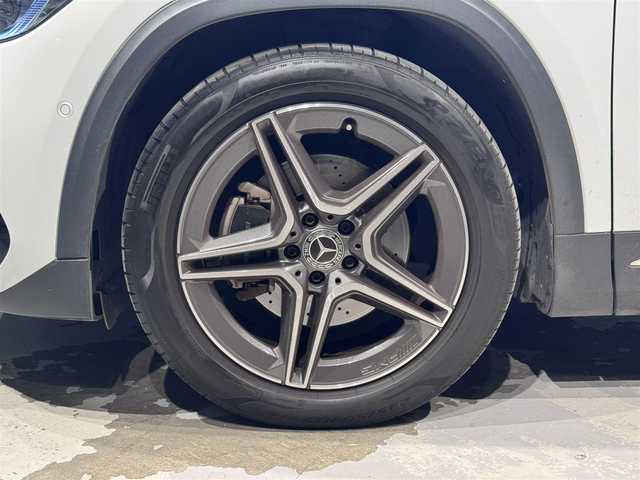 メルセデス・ベンツ ＧＬＡ２００ｄ 4マチック AMGライン 道央・札幌 2021(令3)年 2.3万km デジタルホワイト AMGライン/・AMGスタイリングパッケージ/（フロントスポイラー、サイド＆リアスカート）/・Mercedes-Benzロゴ付きブレーキキャリパー（フロント）/・ステンレスアクセル＆ブレーキペダル（ラバースタッド付）/・本革巻マルチファンクションスポーツステアリング（パドルシフト付）/・レザーDINAMICAシート（レッドステッチ入）/・カーボン調インテリアトリム/・スポーツコンフォートサスペンション/・１９インチAMG５スポークアルミホイール/・マルチビームLEDヘッドライト/・アダプティブハイビームアシスト・プラス/・アンビエントライト（６４色）/・ダイレクトステアリング/パノラミックスライディングルーフ/レーダーセーフティpkg/・アクティブディスタンスアシスト・ディストロニック/・アクティブブレーキアシスト/・緊急回避補助システム/・渋滞時緊急ブレーキ機能/・アクティブブラインドスポットアシスト/・アクティブレーンキーピングアシスト/メモリー付フルパワーシート（D/N）/シートヒーター（前席）/３６０度カメラ/キーレスゴー/オートライト/レインセンサー/・保証書、取扱説明書（有）/・スペアキー×１