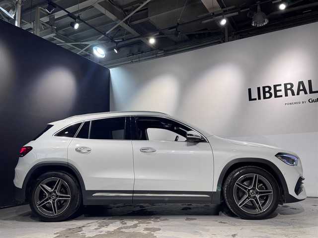 メルセデス・ベンツ ＧＬＡ２００ｄ 4マチック AMGライン 道央・札幌 2021(令3)年 2.3万km デジタルホワイト AMGライン/・AMGスタイリングパッケージ/（フロントスポイラー、サイド＆リアスカート）/・Mercedes-Benzロゴ付きブレーキキャリパー（フロント）/・ステンレスアクセル＆ブレーキペダル（ラバースタッド付）/・本革巻マルチファンクションスポーツステアリング（パドルシフト付）/・レザーDINAMICAシート（レッドステッチ入）/・カーボン調インテリアトリム/・スポーツコンフォートサスペンション/・１９インチAMG５スポークアルミホイール/・マルチビームLEDヘッドライト/・アダプティブハイビームアシスト・プラス/・アンビエントライト（６４色）/・ダイレクトステアリング/パノラミックスライディングルーフ/レーダーセーフティpkg/・アクティブディスタンスアシスト・ディストロニック/・アクティブブレーキアシスト/・緊急回避補助システム/・渋滞時緊急ブレーキ機能/・アクティブブラインドスポットアシスト/・アクティブレーンキーピングアシスト/メモリー付フルパワーシート（D/N）/シートヒーター（前席）/３６０度カメラ/キーレスゴー/オートライト/レインセンサー/・保証書、取扱説明書（有）/・スペアキー×１