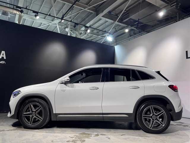 メルセデス・ベンツ ＧＬＡ２００ｄ 4マチック AMGライン 道央・札幌 2021(令3)年 2.3万km デジタルホワイト AMGライン/・AMGスタイリングパッケージ/（フロントスポイラー、サイド＆リアスカート）/・Mercedes-Benzロゴ付きブレーキキャリパー（フロント）/・ステンレスアクセル＆ブレーキペダル（ラバースタッド付）/・本革巻マルチファンクションスポーツステアリング（パドルシフト付）/・レザーDINAMICAシート（レッドステッチ入）/・カーボン調インテリアトリム/・スポーツコンフォートサスペンション/・１９インチAMG５スポークアルミホイール/・マルチビームLEDヘッドライト/・アダプティブハイビームアシスト・プラス/・アンビエントライト（６４色）/・ダイレクトステアリング/パノラミックスライディングルーフ/レーダーセーフティpkg/・アクティブディスタンスアシスト・ディストロニック/・アクティブブレーキアシスト/・緊急回避補助システム/・渋滞時緊急ブレーキ機能/・アクティブブラインドスポットアシスト/・アクティブレーンキーピングアシスト/メモリー付フルパワーシート（D/N）/シートヒーター（前席）/３６０度カメラ/キーレスゴー/オートライト/レインセンサー/・保証書、取扱説明書（有）/・スペアキー×１