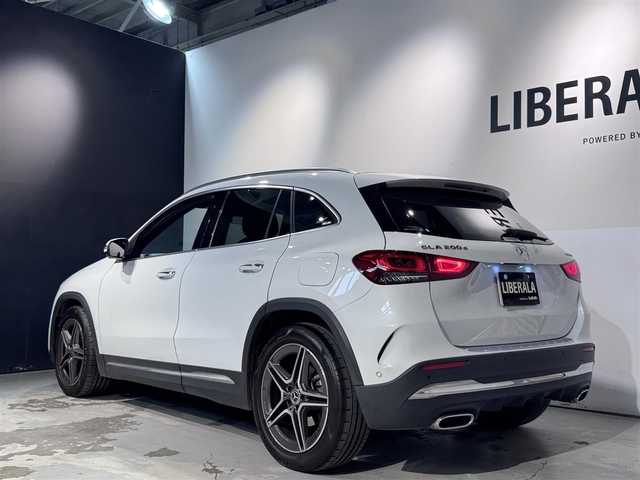 メルセデス・ベンツ ＧＬＡ２００ｄ 4マチック AMGライン 道央・札幌 2021(令3)年 2.3万km デジタルホワイト AMGライン/・AMGスタイリングパッケージ/（フロントスポイラー、サイド＆リアスカート）/・Mercedes-Benzロゴ付きブレーキキャリパー（フロント）/・ステンレスアクセル＆ブレーキペダル（ラバースタッド付）/・本革巻マルチファンクションスポーツステアリング（パドルシフト付）/・レザーDINAMICAシート（レッドステッチ入）/・カーボン調インテリアトリム/・スポーツコンフォートサスペンション/・１９インチAMG５スポークアルミホイール/・マルチビームLEDヘッドライト/・アダプティブハイビームアシスト・プラス/・アンビエントライト（６４色）/・ダイレクトステアリング/パノラミックスライディングルーフ/レーダーセーフティpkg/・アクティブディスタンスアシスト・ディストロニック/・アクティブブレーキアシスト/・緊急回避補助システム/・渋滞時緊急ブレーキ機能/・アクティブブラインドスポットアシスト/・アクティブレーンキーピングアシスト/メモリー付フルパワーシート（D/N）/シートヒーター（前席）/３６０度カメラ/キーレスゴー/オートライト/レインセンサー/・保証書、取扱説明書（有）/・スペアキー×１