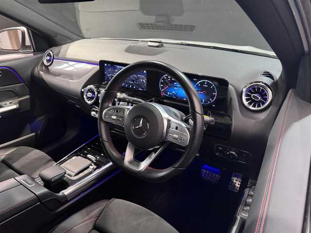 メルセデス・ベンツ ＧＬＡ２００ｄ 4マチック AMGライン 道央・札幌 2021(令3)年 2.3万km デジタルホワイト AMGライン/・AMGスタイリングパッケージ/（フロントスポイラー、サイド＆リアスカート）/・Mercedes-Benzロゴ付きブレーキキャリパー（フロント）/・ステンレスアクセル＆ブレーキペダル（ラバースタッド付）/・本革巻マルチファンクションスポーツステアリング（パドルシフト付）/・レザーDINAMICAシート（レッドステッチ入）/・カーボン調インテリアトリム/・スポーツコンフォートサスペンション/・１９インチAMG５スポークアルミホイール/・マルチビームLEDヘッドライト/・アダプティブハイビームアシスト・プラス/・アンビエントライト（６４色）/・ダイレクトステアリング/パノラミックスライディングルーフ/レーダーセーフティpkg/・アクティブディスタンスアシスト・ディストロニック/・アクティブブレーキアシスト/・緊急回避補助システム/・渋滞時緊急ブレーキ機能/・アクティブブラインドスポットアシスト/・アクティブレーンキーピングアシスト/メモリー付フルパワーシート（D/N）/シートヒーター（前席）/３６０度カメラ/キーレスゴー/オートライト/レインセンサー/・保証書、取扱説明書（有）/・スペアキー×１