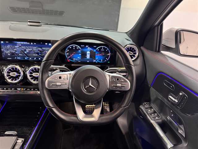 メルセデス・ベンツ ＧＬＡ２００ｄ 4マチック AMGライン 道央・札幌 2021(令3)年 2.3万km デジタルホワイト AMGライン/・AMGスタイリングパッケージ/（フロントスポイラー、サイド＆リアスカート）/・Mercedes-Benzロゴ付きブレーキキャリパー（フロント）/・ステンレスアクセル＆ブレーキペダル（ラバースタッド付）/・本革巻マルチファンクションスポーツステアリング（パドルシフト付）/・レザーDINAMICAシート（レッドステッチ入）/・カーボン調インテリアトリム/・スポーツコンフォートサスペンション/・１９インチAMG５スポークアルミホイール/・マルチビームLEDヘッドライト/・アダプティブハイビームアシスト・プラス/・アンビエントライト（６４色）/・ダイレクトステアリング/パノラミックスライディングルーフ/レーダーセーフティpkg/・アクティブディスタンスアシスト・ディストロニック/・アクティブブレーキアシスト/・緊急回避補助システム/・渋滞時緊急ブレーキ機能/・アクティブブラインドスポットアシスト/・アクティブレーンキーピングアシスト/メモリー付フルパワーシート（D/N）/シートヒーター（前席）/３６０度カメラ/キーレスゴー/オートライト/レインセンサー/・保証書、取扱説明書（有）/・スペアキー×１