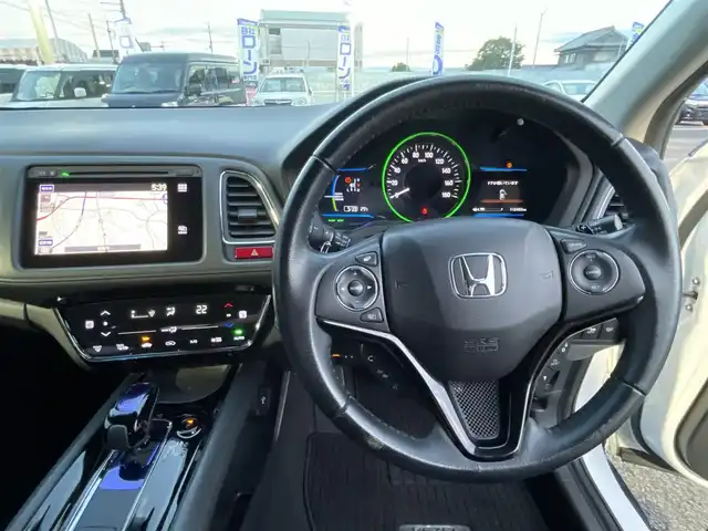 ホンダ ヴェゼル ハイブリッド X 徳島県 2015(平27)年 11.3万km ホワイトオーキッドパール ”(株)IDOMが運営する【じしゃロン徳島店】の自社ローン専用車両になりますこちらは現金またはオートローンご利用時の価格です。/自社ローンご希望の方は別途その旨お申付け下さい”										/										/純正ナビゲーション/（フルセグ/CD/BT)　/バックカメラ　/ＬＥＤオートヘッドライト　/フォグランプ　/ETC/クルーズコントロール　/トラクションコントロール/パドルシフト　/革巻きステアリング/ステアリングリモコン/プッシュスタート　/スマートキー/スペアキー　/純正16インチアルミホイール　/電気式パーキングブレーキ/オートホールド/電動格納ミラー/室内ＬＥＤランプ/カーテンエアバック/純正フロアマット/サイドバイザー
