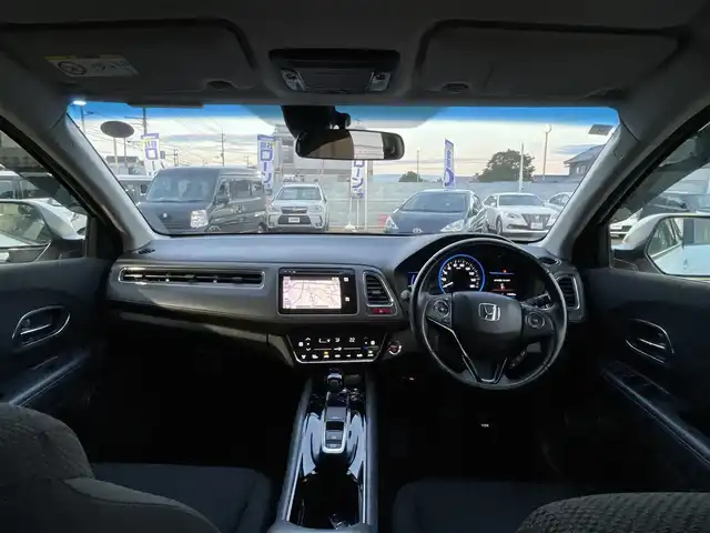 ホンダ ヴェゼル ハイブリッド X 徳島県 2015(平27)年 11.3万km ホワイトオーキッドパール ”(株)IDOMが運営する【じしゃロン徳島店】の自社ローン専用車両になりますこちらは現金またはオートローンご利用時の価格です。/自社ローンご希望の方は別途その旨お申付け下さい”										/										/純正ナビゲーション/（フルセグ/CD/BT)　/バックカメラ　/ＬＥＤオートヘッドライト　/フォグランプ　/ETC/クルーズコントロール　/トラクションコントロール/パドルシフト　/革巻きステアリング/ステアリングリモコン/プッシュスタート　/スマートキー/スペアキー　/純正16インチアルミホイール　/電気式パーキングブレーキ/オートホールド/電動格納ミラー/室内ＬＥＤランプ/カーテンエアバック/純正フロアマット/サイドバイザー