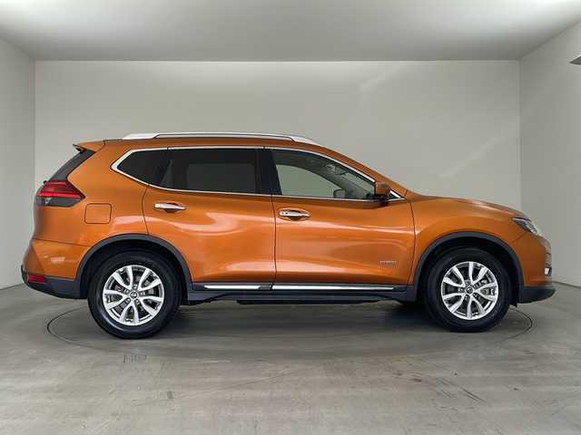 日産 エクストレイル ハイブリッド 20X エマージェンシーブレーキ 兵庫県 2017(平29)年 11.7万km プレミアムコロナオレンジ ・サンルーフ/・プロパイロット/・エマージェンシーブレーキ/・後側方車両検知警報/・ふらつき警報/・進入禁止警報/・フロント、リアソナー/・移動物検知機能/・BSM/・メーカーオプションナビ/・フルセグ＆BT＆USB＆DVD/・アラウンドビューモニター/・デジタルインナーミラー/・ステアリングリモコン/・電子パーキング/・オートホールド/・ミラーヒーター/・パワーバックドア/・スマートキー/・プッシュスタート/・フロアマット/・LEDライト/・純正17インチアルミホイール/・ルーフレール
