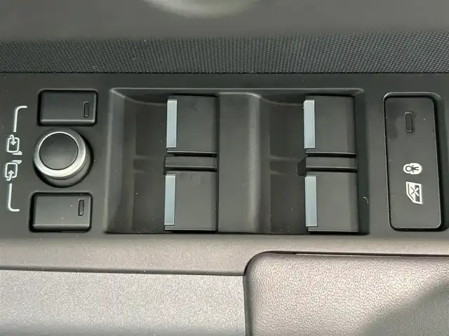 ランドローバー ランドローバー ディフェンダー 110X 宮城県 2022(令4)年 6万km グレー ４WD/サンルーフ/エアサスパック/・電子エアサスペンション/ファミリーパック/・３列シート/・プレミアムエアコンディショナー/・エアクオリティセンサー/コンフォート＆コンビニエンスパック/・急冷クーラーボックス/・ワイヤレスデバイスチャージング/ブラインドスポットアシスト/純正１１インチナビ/・TV/Bluetooth/HDMI/・全方位カメラ/・MERIDIANサウンド/・ALPINE後席モニター２台/・純正ドライブレコーダー/・ETC2.0/デジタルインナーミラー/ヘッドアップディスプレイ/電子パーキング/・オートホールド/アイドリングストップ/ブラックレザーシート/・エアシート（運転席/助手席）/・シートヒーター（運転席/助手席）/・パワーシート（運転席/助手席）/・シートメモリー（運転席/助手席）/プレミアムインテリアアップグレード/プッシュスタート/・スマートキー/LEDヘッドライト/・オートライト/・フォグランプ/背面タイヤ/ルーフレール/純正フロアマット/純正２１インチアルミホイール