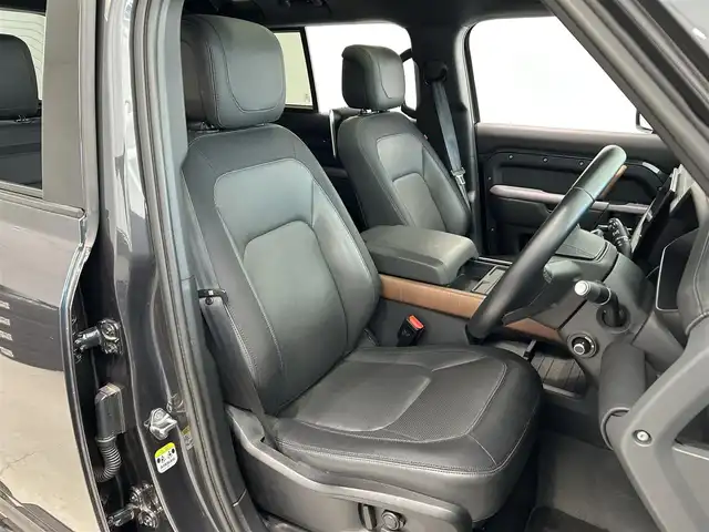 ランドローバー ランドローバー ディフェンダー 110X 宮城県 2022(令4)年 6万km グレー ４WD/サンルーフ/エアサスパック/・電子エアサスペンション/ファミリーパック/・３列シート/・プレミアムエアコンディショナー/・エアクオリティセンサー/コンフォート＆コンビニエンスパック/・急冷クーラーボックス/・ワイヤレスデバイスチャージング/ブラインドスポットアシスト/純正１１インチナビ/・TV/Bluetooth/HDMI/・全方位カメラ/・MERIDIANサウンド/・ALPINE後席モニター２台/・純正ドライブレコーダー/・ETC2.0/デジタルインナーミラー/ヘッドアップディスプレイ/電子パーキング/・オートホールド/アイドリングストップ/ブラックレザーシート/・エアシート（運転席/助手席）/・シートヒーター（運転席/助手席）/・パワーシート（運転席/助手席）/・シートメモリー（運転席/助手席）/プレミアムインテリアアップグレード/プッシュスタート/・スマートキー/LEDヘッドライト/・オートライト/・フォグランプ/背面タイヤ/ルーフレール/純正フロアマット/純正２１インチアルミホイール