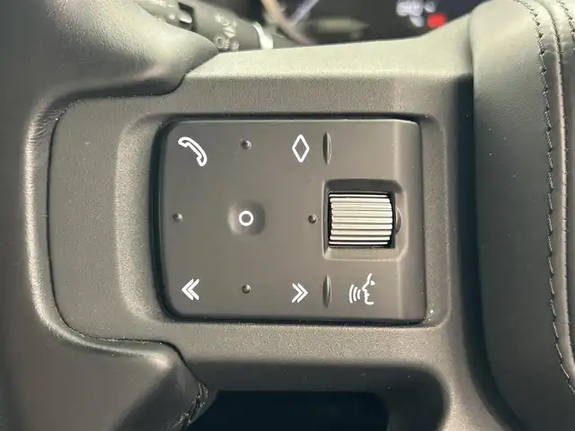 ランドローバー ランドローバー ディフェンダー 110X 宮城県 2022(令4)年 6万km グレー ４WD/サンルーフ/エアサスパック/・電子エアサスペンション/ファミリーパック/・３列シート/・プレミアムエアコンディショナー/・エアクオリティセンサー/コンフォート＆コンビニエンスパック/・急冷クーラーボックス/・ワイヤレスデバイスチャージング/ブラインドスポットアシスト/純正１１インチナビ/・TV/Bluetooth/HDMI/・全方位カメラ/・MERIDIANサウンド/・ALPINE後席モニター２台/・純正ドライブレコーダー/・ETC2.0/デジタルインナーミラー/ヘッドアップディスプレイ/電子パーキング/・オートホールド/アイドリングストップ/ブラックレザーシート/・エアシート（運転席/助手席）/・シートヒーター（運転席/助手席）/・パワーシート（運転席/助手席）/・シートメモリー（運転席/助手席）/プレミアムインテリアアップグレード/プッシュスタート/・スマートキー/LEDヘッドライト/・オートライト/・フォグランプ/背面タイヤ/ルーフレール/純正フロアマット/純正２１インチアルミホイール