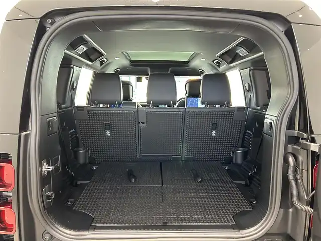 ランドローバー ランドローバー ディフェンダー 110X 宮城県 2022(令4)年 6万km グレー ４WD/サンルーフ/エアサスパック/・電子エアサスペンション/ファミリーパック/・３列シート/・プレミアムエアコンディショナー/・エアクオリティセンサー/コンフォート＆コンビニエンスパック/・急冷クーラーボックス/・ワイヤレスデバイスチャージング/ブラインドスポットアシスト/純正１１インチナビ/・TV/Bluetooth/HDMI/・全方位カメラ/・MERIDIANサウンド/・ALPINE後席モニター２台/・純正ドライブレコーダー/・ETC2.0/デジタルインナーミラー/ヘッドアップディスプレイ/電子パーキング/・オートホールド/アイドリングストップ/ブラックレザーシート/・エアシート（運転席/助手席）/・シートヒーター（運転席/助手席）/・パワーシート（運転席/助手席）/・シートメモリー（運転席/助手席）/プレミアムインテリアアップグレード/プッシュスタート/・スマートキー/LEDヘッドライト/・オートライト/・フォグランプ/背面タイヤ/ルーフレール/純正フロアマット/純正２１インチアルミホイール