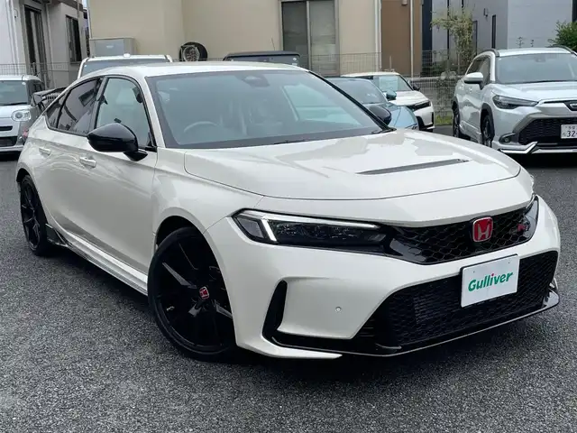 ホンダ シビック タイプR 神奈川県 2025(令7)年 0.1千km チャンピオンシップホワイト ワンオーナー/純正メモリーナビ・地デジTV/バックモニター/純正19インチAW/ブレンボブレーキ/LEDヘッドライト/ホンダセンシング/レーダークルーズコントロール/衝突軽減ブレーキ/LKA/BSM/純正USB/BT再生/ビルトインETC2.0/純正ゴムマット(前のみ)/プッシュスタート/スマートキー×2/保証書・取説あり