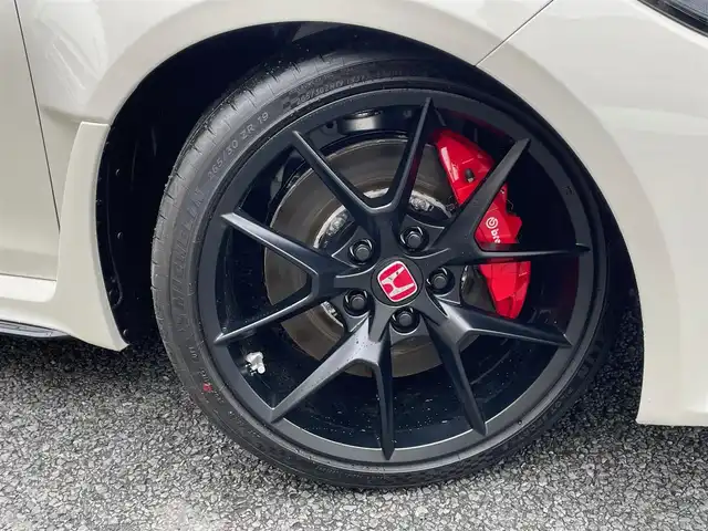 ホンダ シビック タイプR 神奈川県 2025(令7)年 0.1千km チャンピオンシップホワイト ワンオーナー/純正メモリーナビ・地デジTV/バックモニター/純正19インチAW/ブレンボブレーキ/LEDヘッドライト/ホンダセンシング/レーダークルーズコントロール/衝突軽減ブレーキ/LKA/BSM/純正USB/BT再生/ビルトインETC2.0/純正ゴムマット(前のみ)/プッシュスタート/スマートキー×2/保証書・取説あり